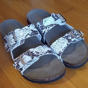 NWOT Madden Breckk Slip On Snake Skin Detailed Womens Sandals 8.5
